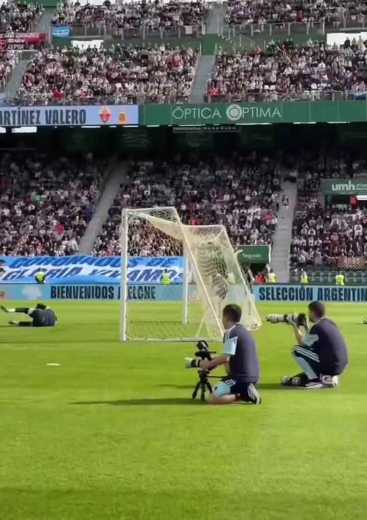 万众瞩目🔥阿根廷训练免费开放，超2万球迷现场看梅西训练