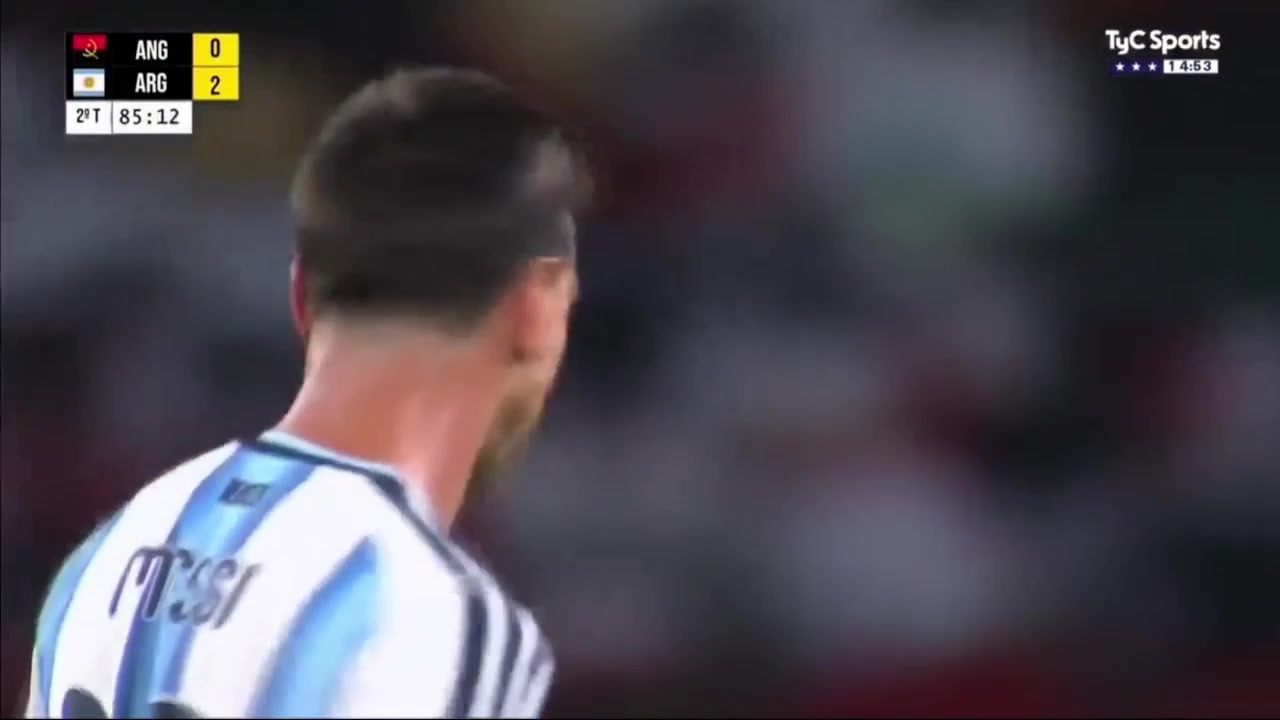 征服对手🤩梅西进球后安哥拉球迷膜拜，下场时安哥拉球迷举球衣