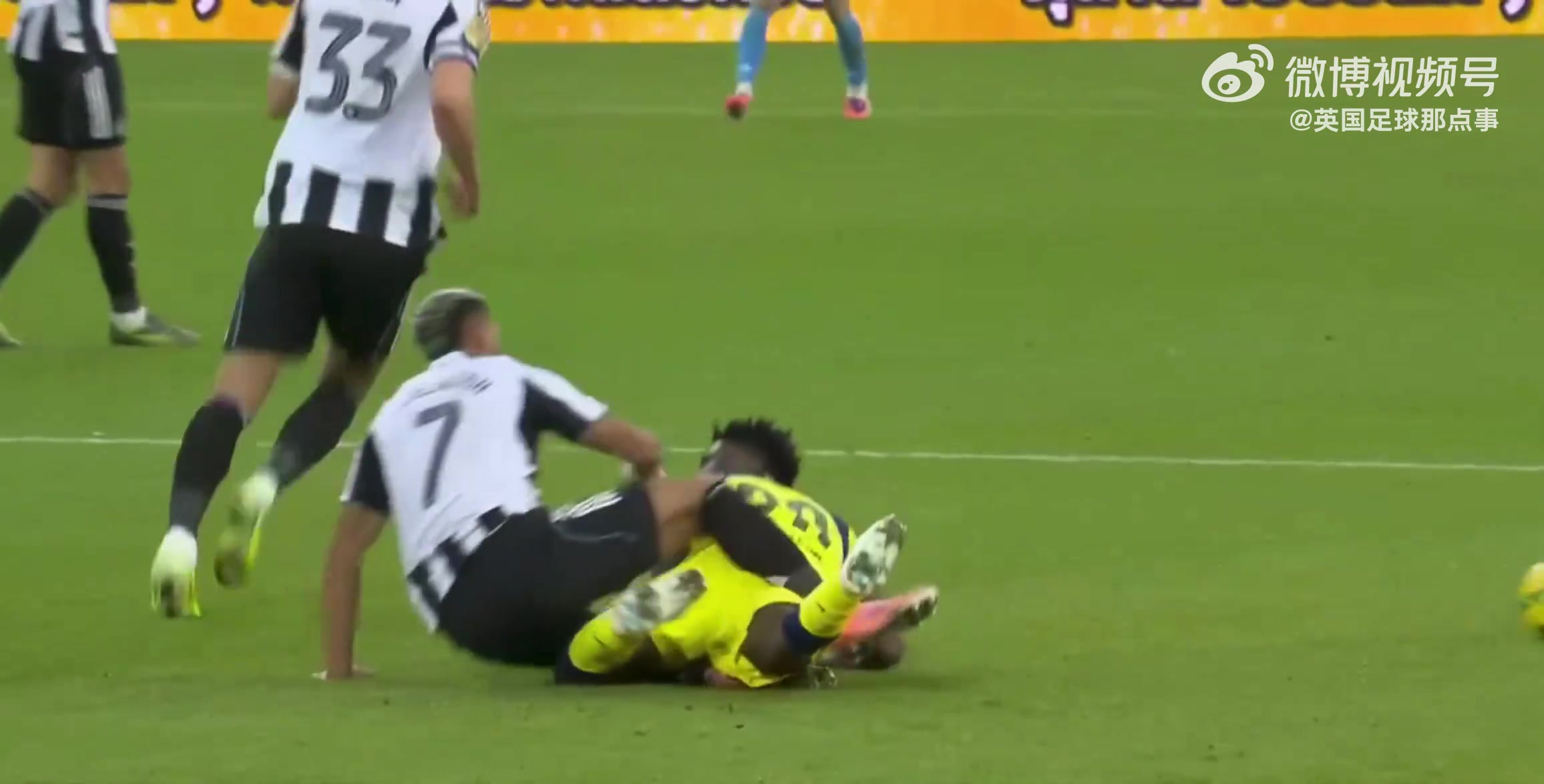 乔林顿对库杜斯的犯规😭直接骑上去了……