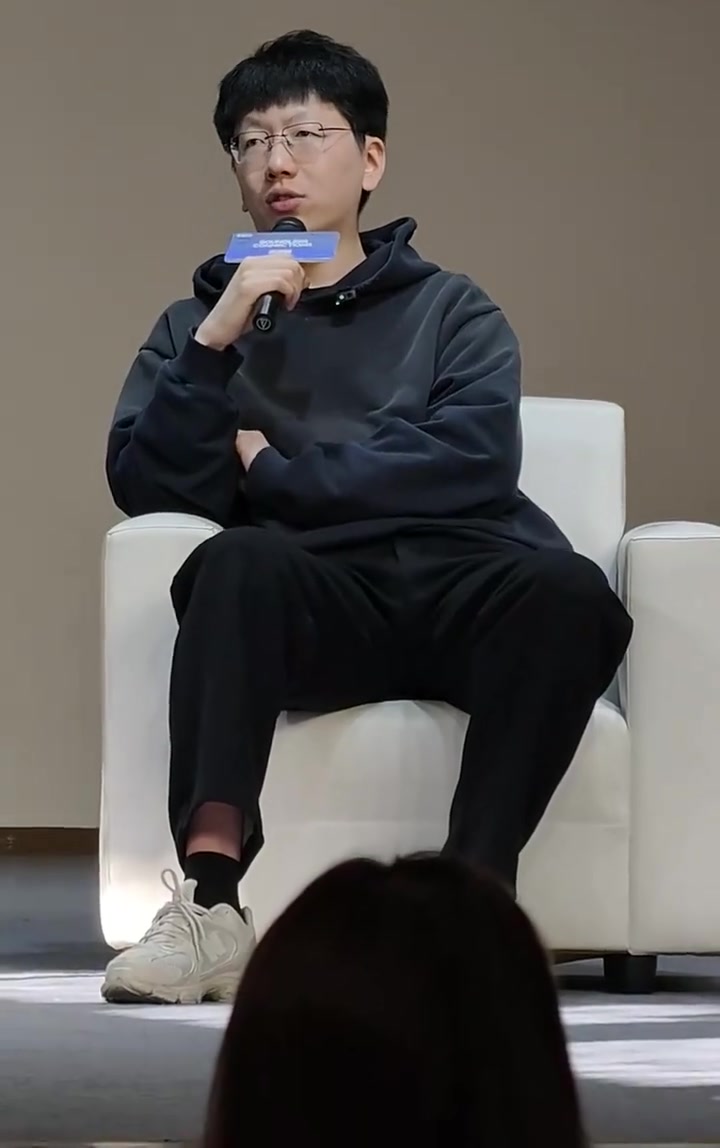 【万博电竞】爱笑谈新教练：确定老教练离队了后 第二天睡醒了就跟Helper建立了联系