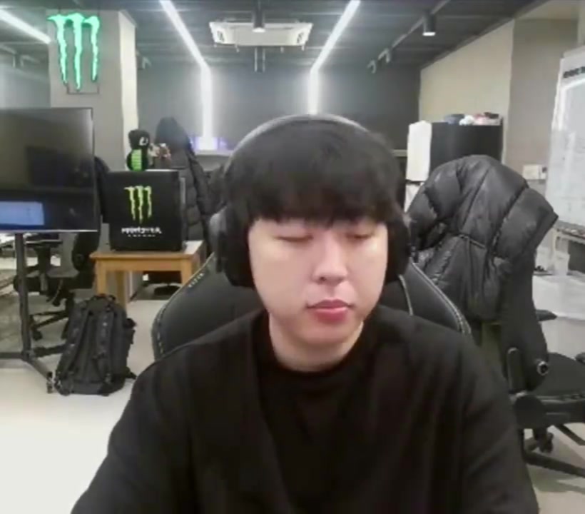 【万博电竞】Kanavi：直播留言有一半都是中文啊，那我用中文谢谢中国粉丝吧