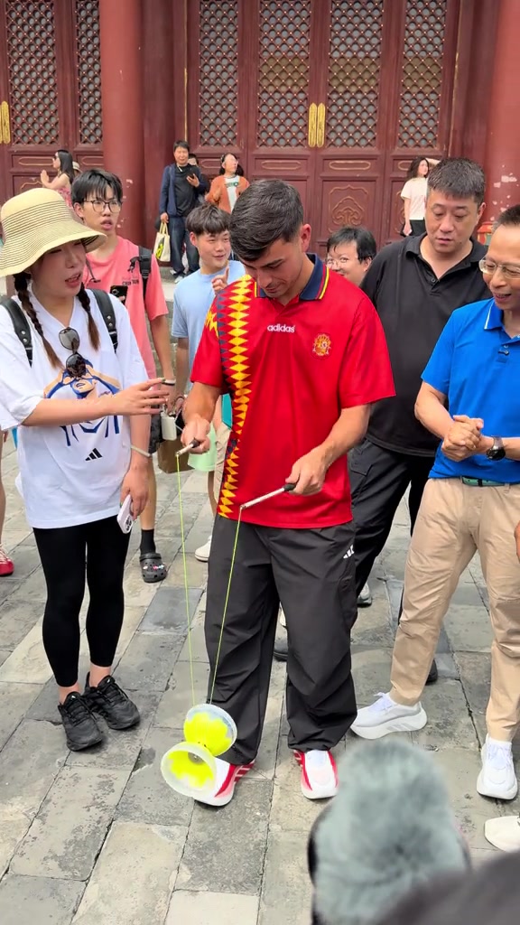 玩得如何？佩德里中国行抖空竹，詹俊现场解说