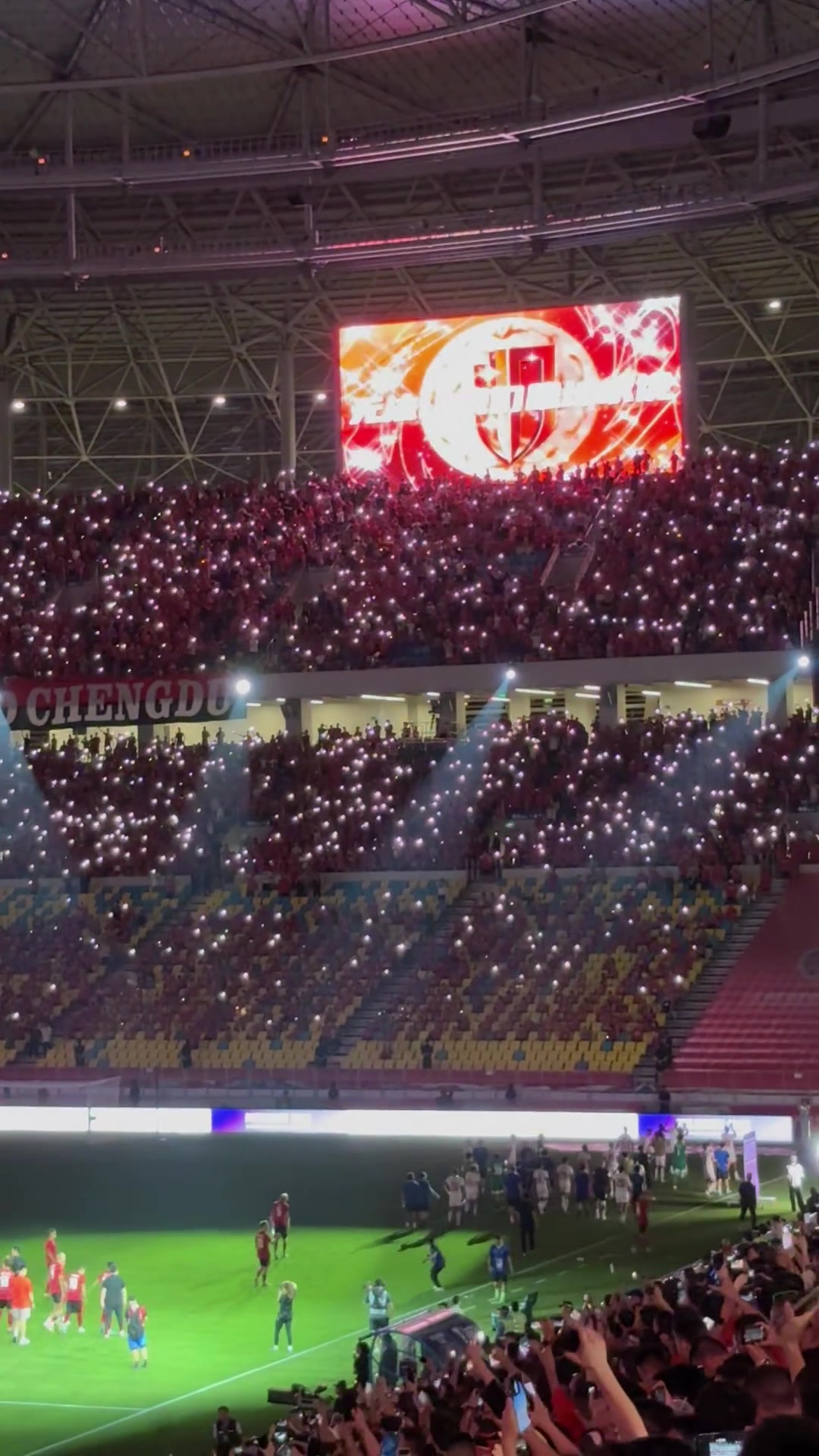 向前跑!蓉城3-0曼谷联赛后,凤凰山现场球迷合唱《追梦赤子心》