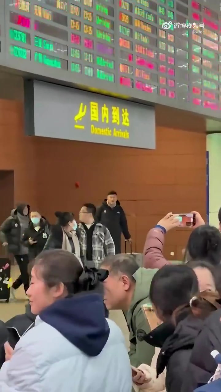 廣東男籃落地遼寧~遼寧球迷高喊“1234我愛遼籃” 杜鋒樂壞了