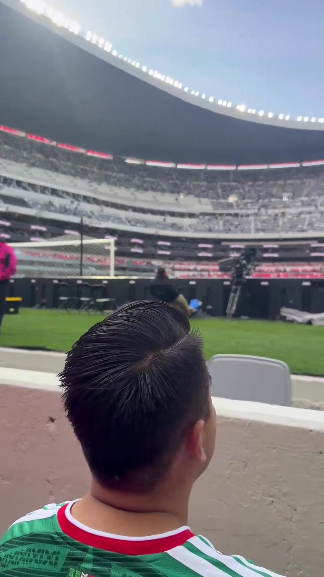 【球迷看点】草台班子世界杯？揭幕战场地一侧能见度为0，看台今日有球迷坠亡(图2)