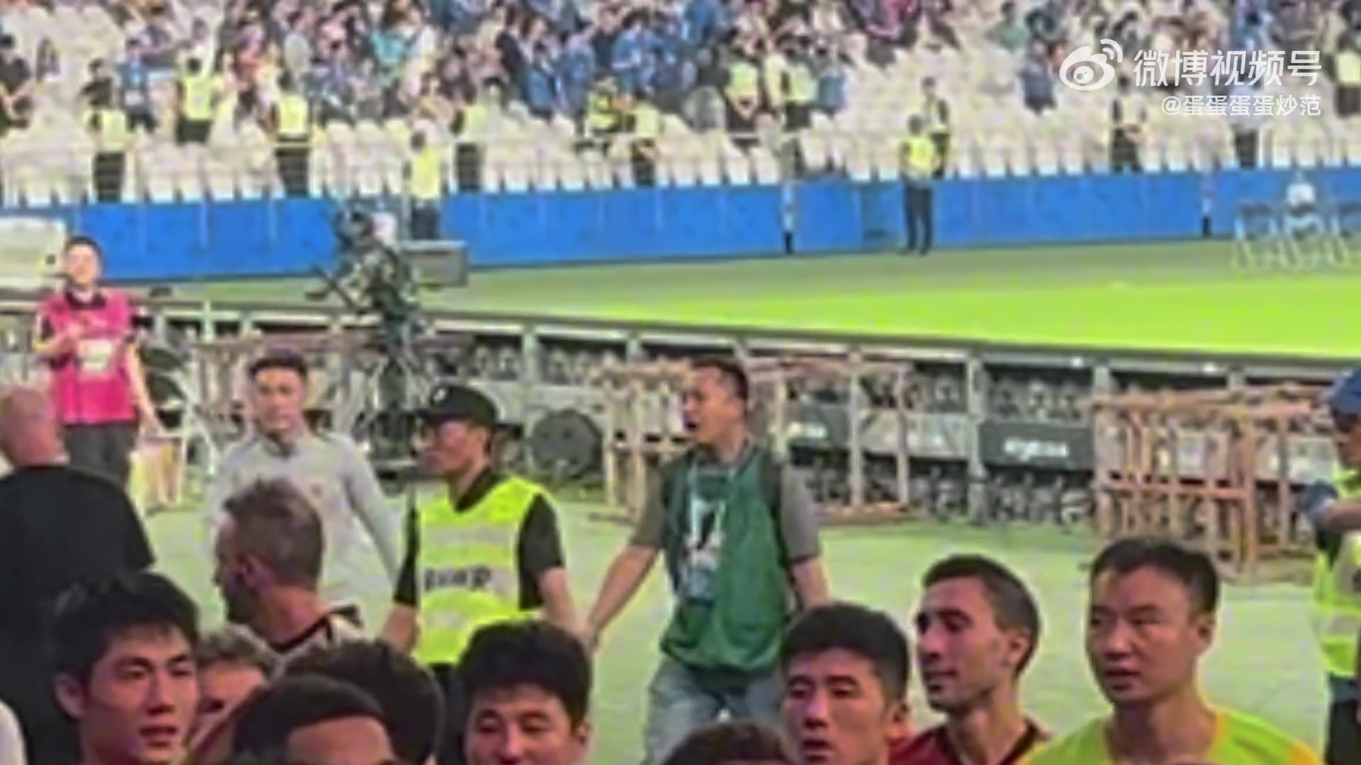跟队：申花女记者赛后与海港人员冲突，导致下嘴唇内侧破了去医院