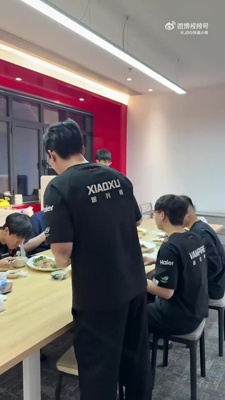 【万博电竞】打完比赛就吃饭，JDG赛后发布视频：打比赛和炫饭无缝衔接