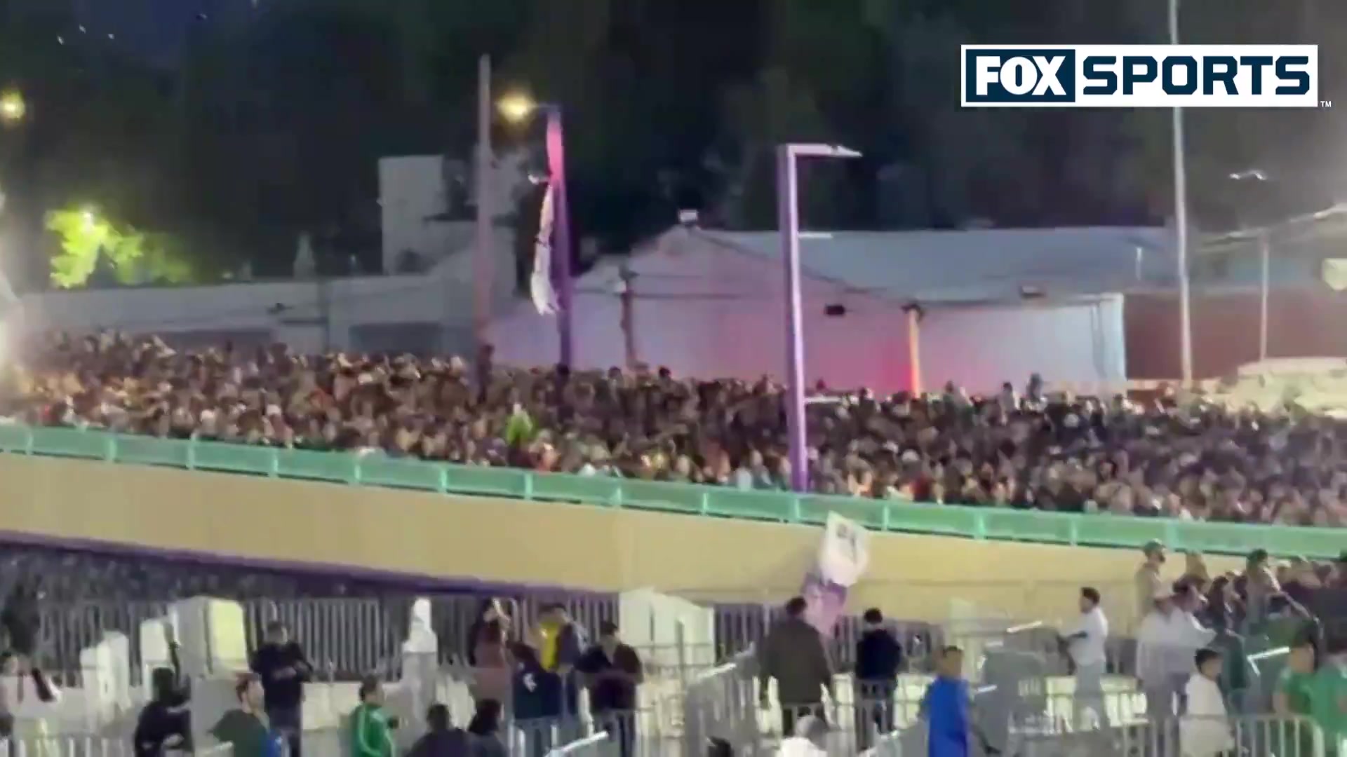 【今日体坛】草台班子世界杯？揭幕战场地一侧能见度为0，⬅️看台今日有球迷坠亡(图3)