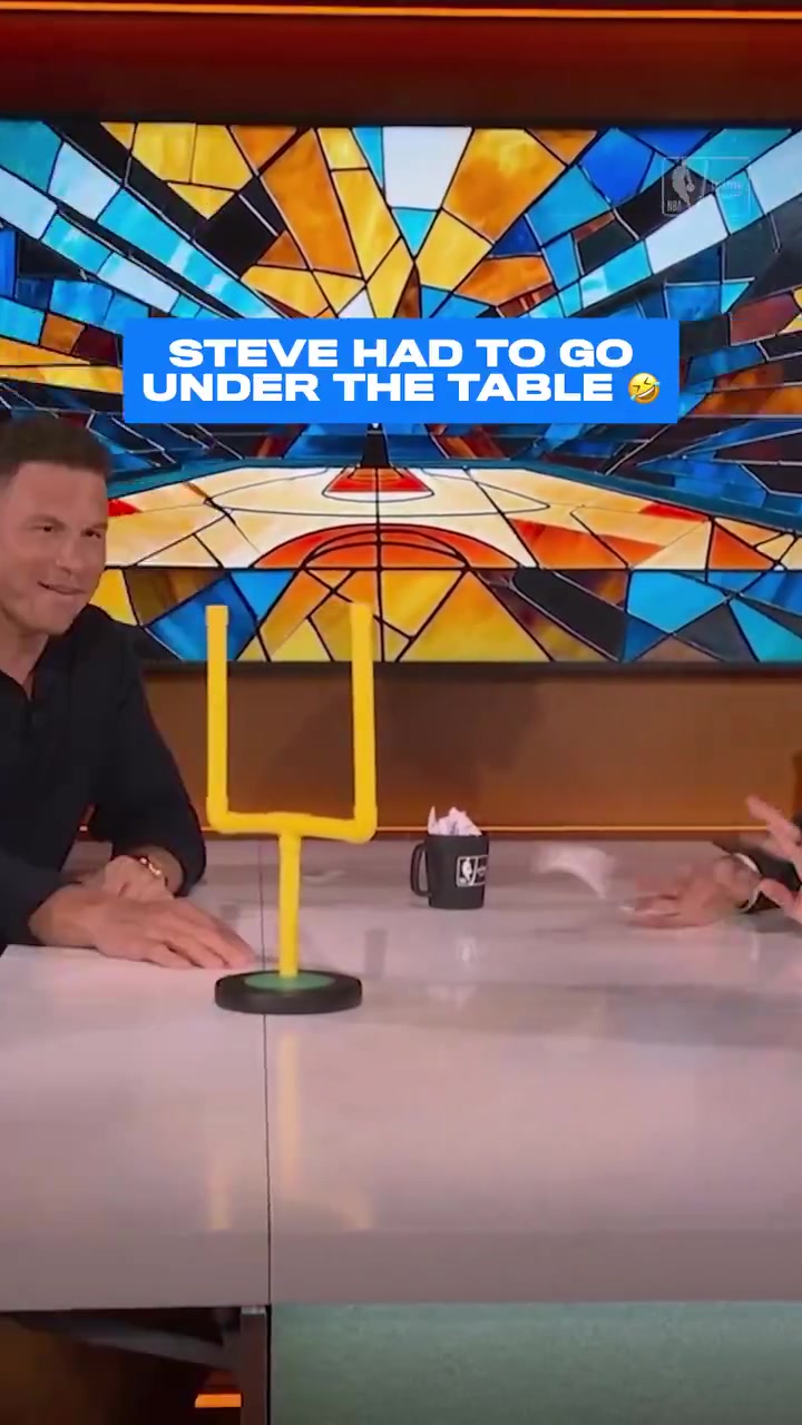 [热点推荐]响亮✨命中！纳什不✨慎弹中美女主持❗的傲人上围 尴尬钻下桌子...(图2)