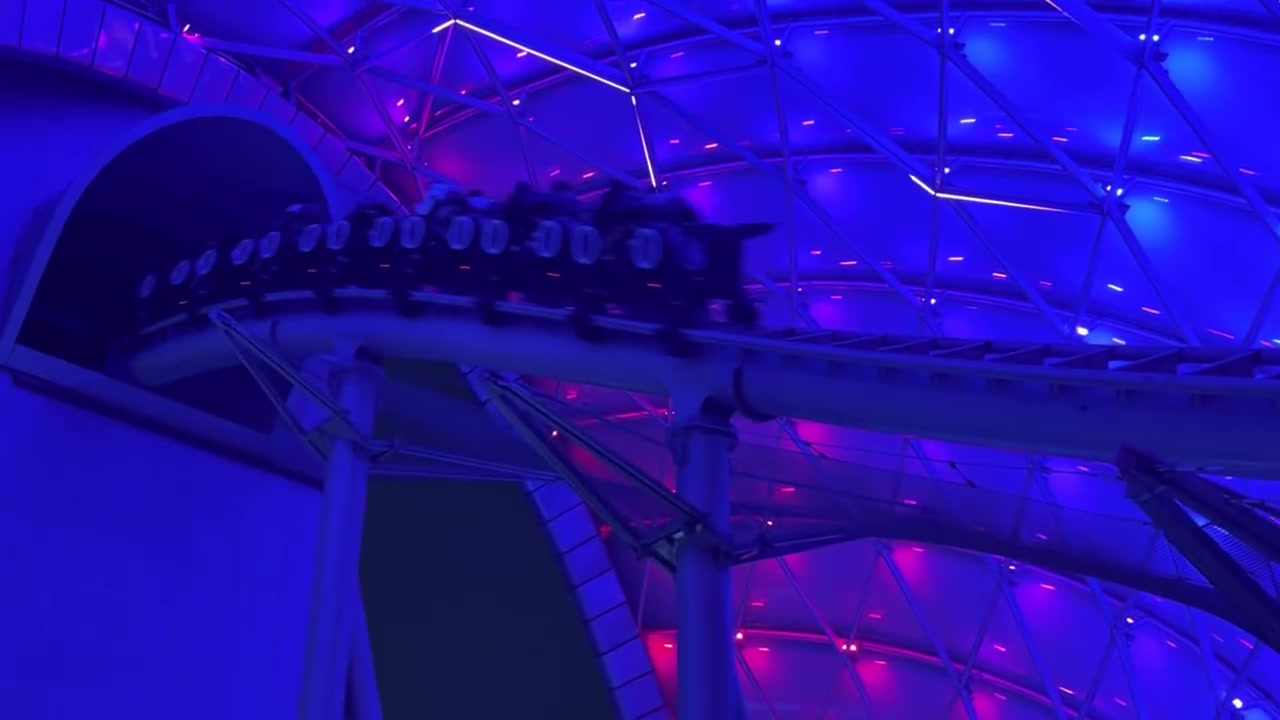 Shanks更博晒与Hope游玩迪士尼合影：气胸+极速摩托第一排，这也能顶住!