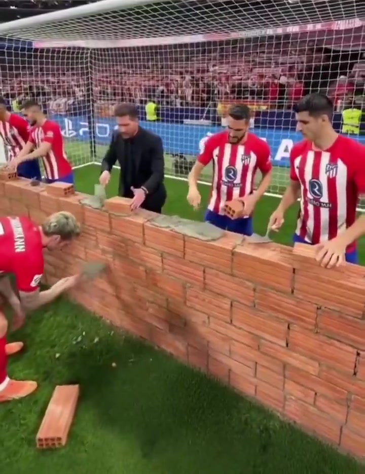 【热刺】今日趣图：去英超只能保级？巴黎把利物浦、切尔西踢成法甲保级队(图3)