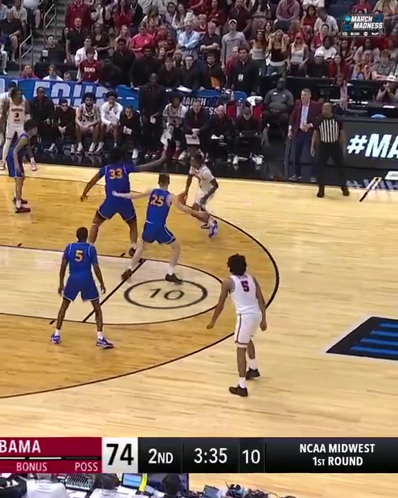 [体育世界]热门秀菲隆砍29分8板7助率队取胜 队友盛赞其打球像亚历山大(图2)