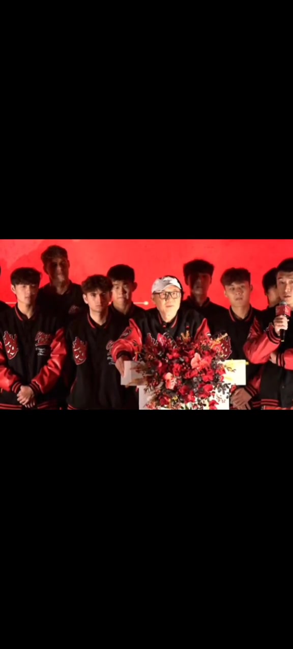 行大礼！重庆铜梁龙冲超庆典，韩国主帅张外龙向球员磕头致谢