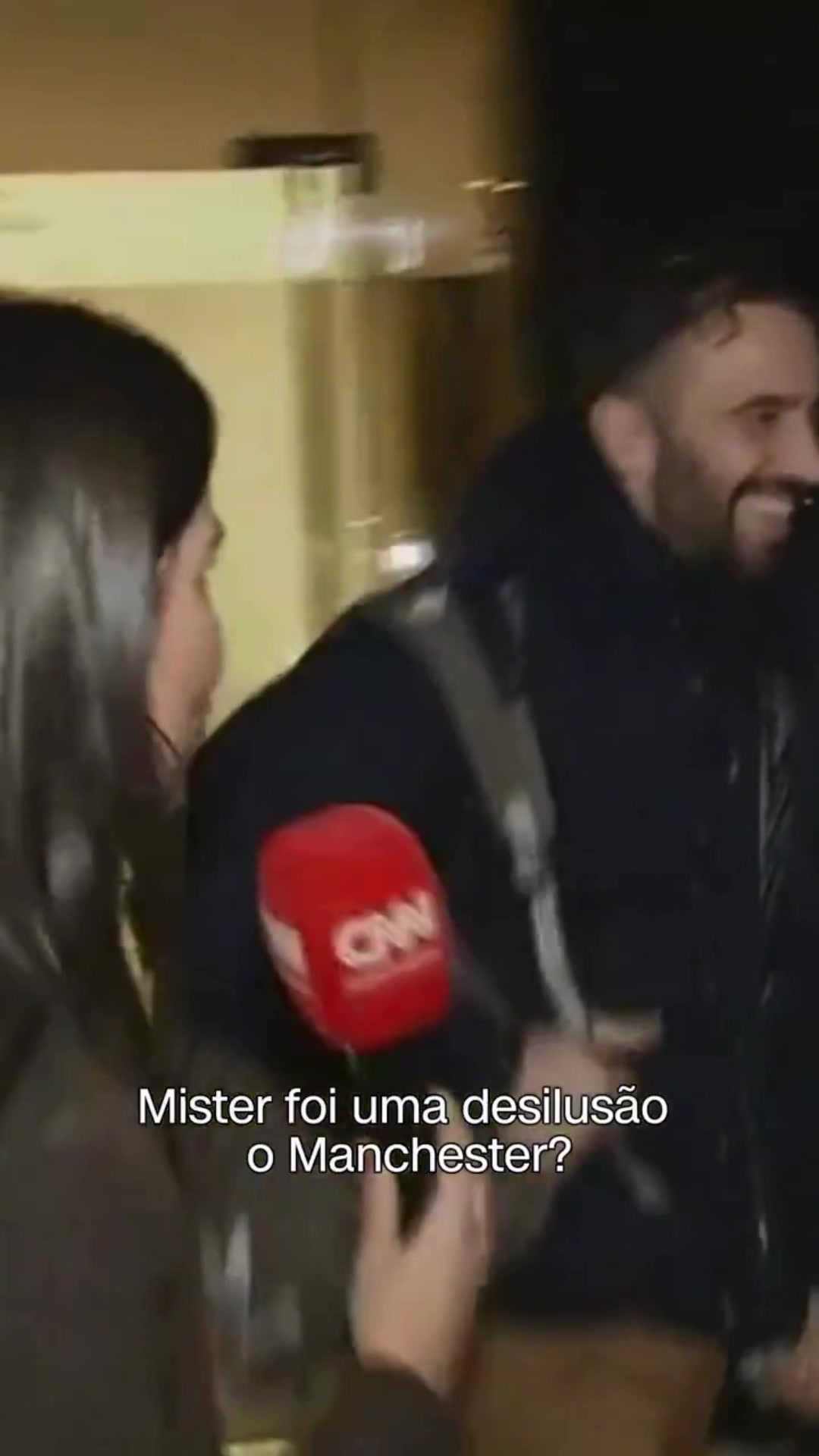 笑而不語！記者問曼聯(lián)問歸期問未來，阿莫林一直笑著一句話也不說