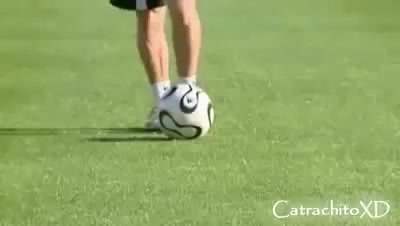 大巧不工！梅西花式全會(huì)但比賽不用，來(lái)看看他年輕時(shí)的踩單車教學(xué)