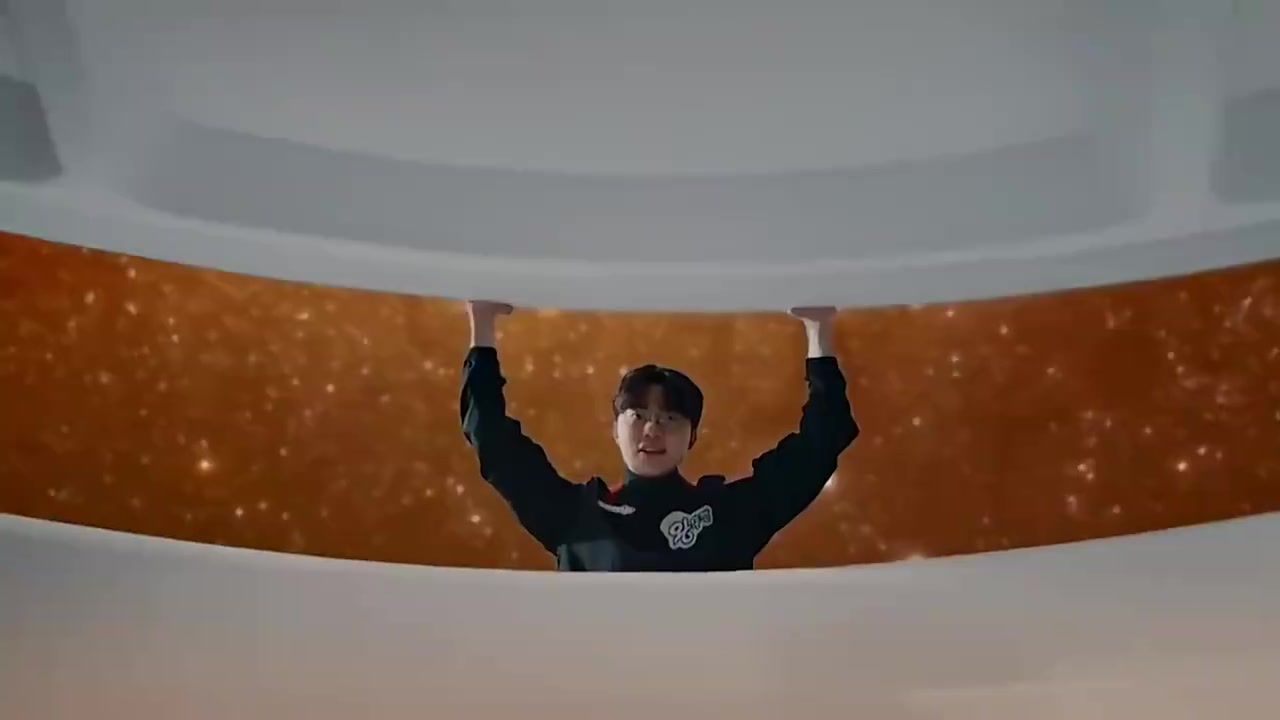 Faker与韩国食物品牌的最新视频广告：经典韩式泡面+年糕/豆腐