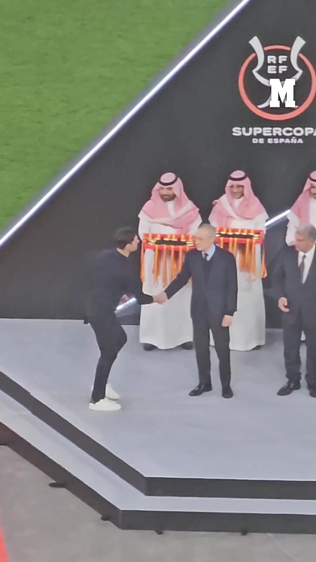 是否早有預(yù)兆？馬卡曬視頻：決賽后頒獎時阿隆索與老佛爺互動冷淡