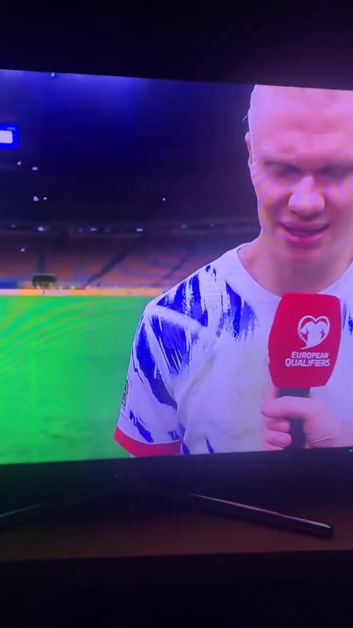 ?魔人屁股摸不得！哈兰德被曼奇尼摸屁股后怒骂，多纳鲁马劝架