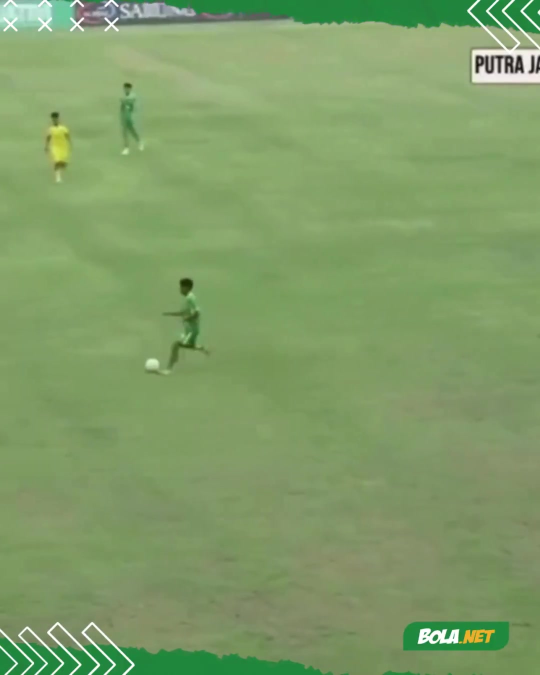 終身禁賽！印尼球員騰空飛踹對(duì)手胸部，被罰250萬(wàn)印尼盾+終身禁賽