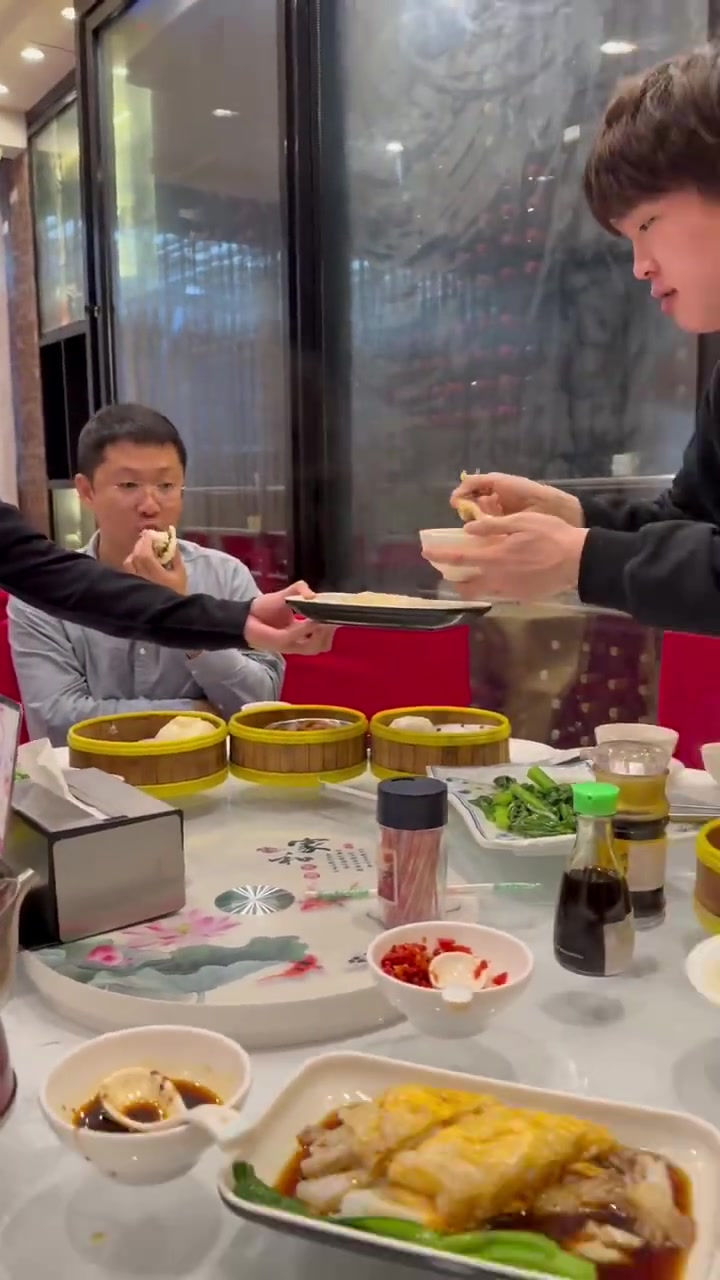 BLG更新视频：到达巴西的选手/工作人员正在吃广式茶点~【球盟会】