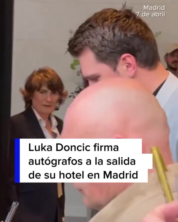 [今日热门]好兆头✨？东契奇在西班牙为球迷签名 走路步态看起来正常(图1)