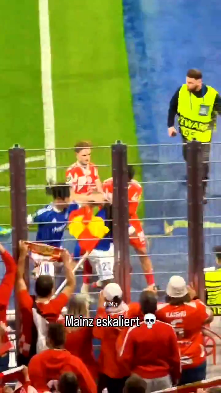 忍不了！白堡前锋赛后举角旗杆挑衅，美因茨中场推搡染红引冲突