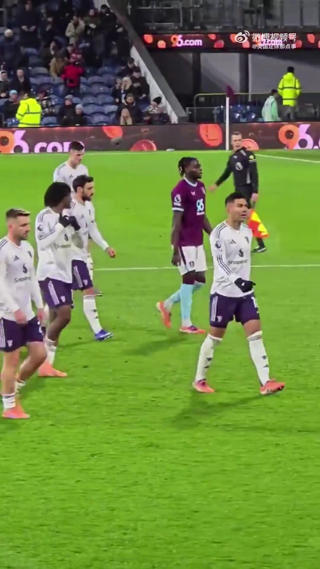 隊長??B費將前隊友漢尼拔拉開 擋在烏加特身前 第一時間護住他