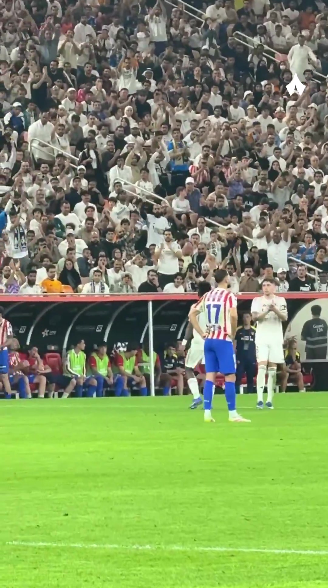 引皇馬不滿(mǎn)！??維尼修斯離場(chǎng)時(shí)，西蒙尼不斷手指球迷和耳朵挑釁