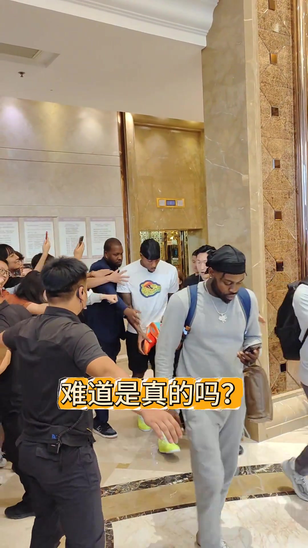 [NBA]这不热巴吗？狂热球迷被好友及时拦截 头巾小卡笑嘻了(图2)