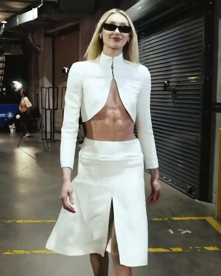 [WNBA]超低体脂！库里教妹布林克赛前OOTD 腹肌轮廓清晰可见(图4)
