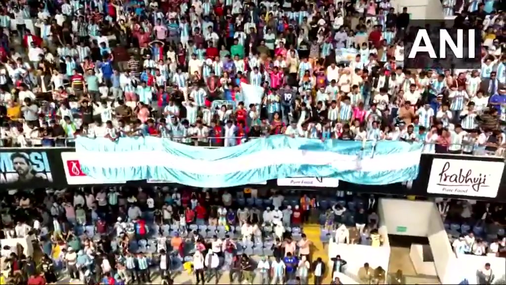 球场沸腾！梅西来到盐湖体育场向球迷挥手，与印度球员互动签名