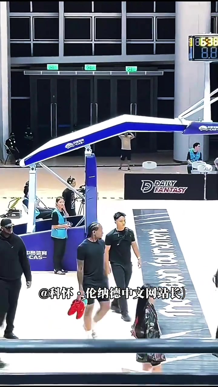 [体育世界]手痒了想练练？莱昂纳德提着球鞋抵达球馆并在场边观