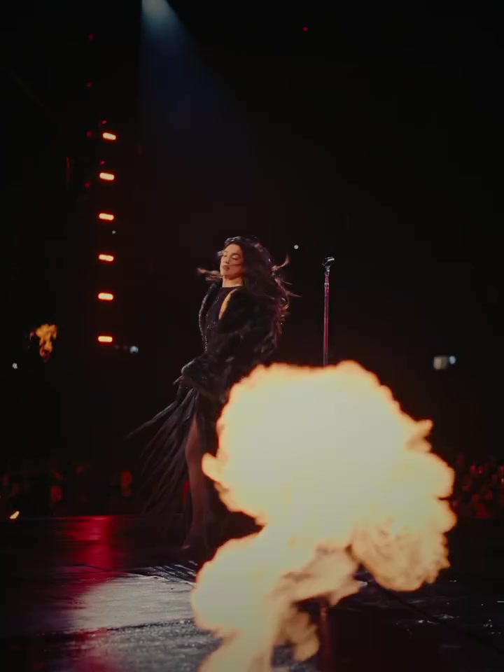 风情万种?Dua Lipa观战博卡vs河床，身着阿根廷国家队球衣