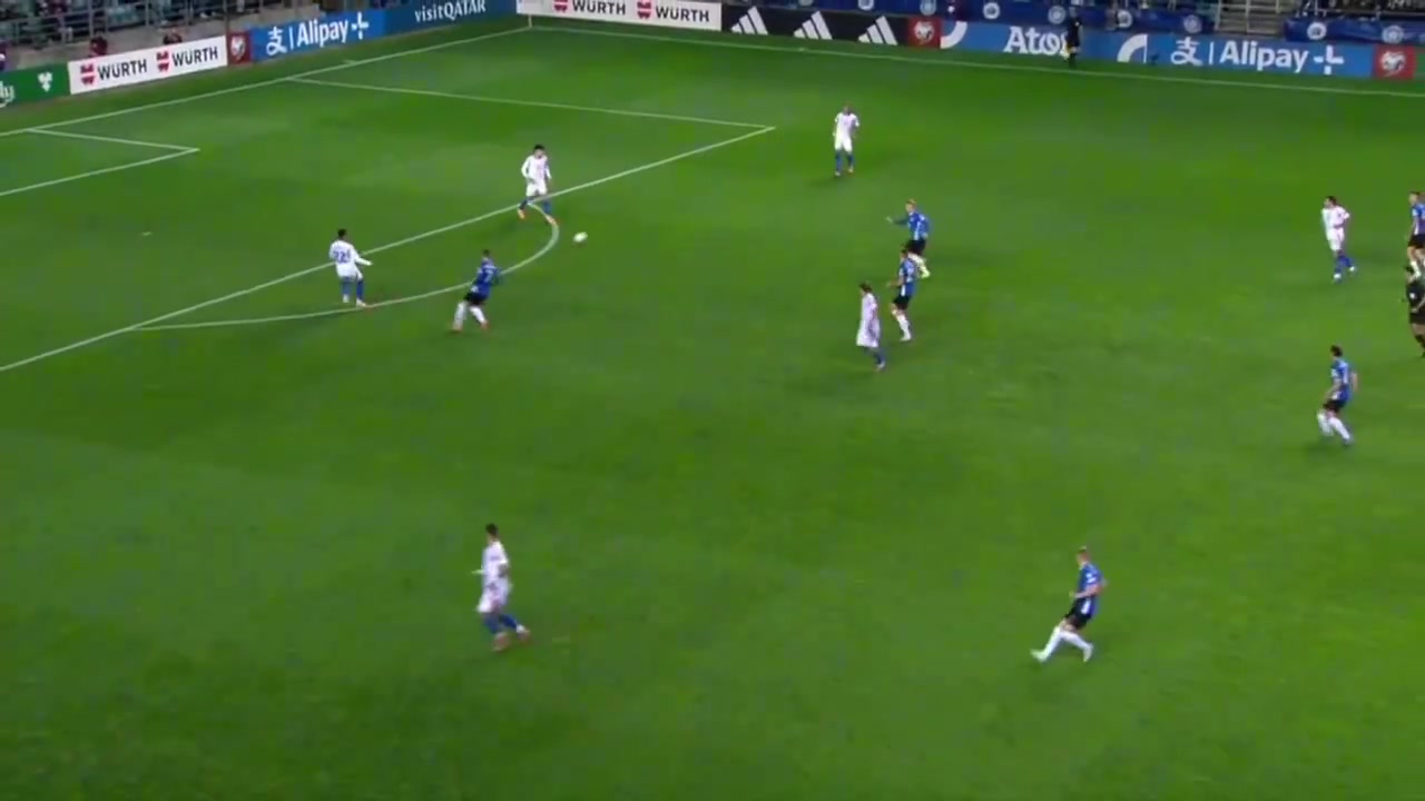 卡拉菲奥里在意大利踢左中卫，热区遍布前中后，对抗防守传球兼顾