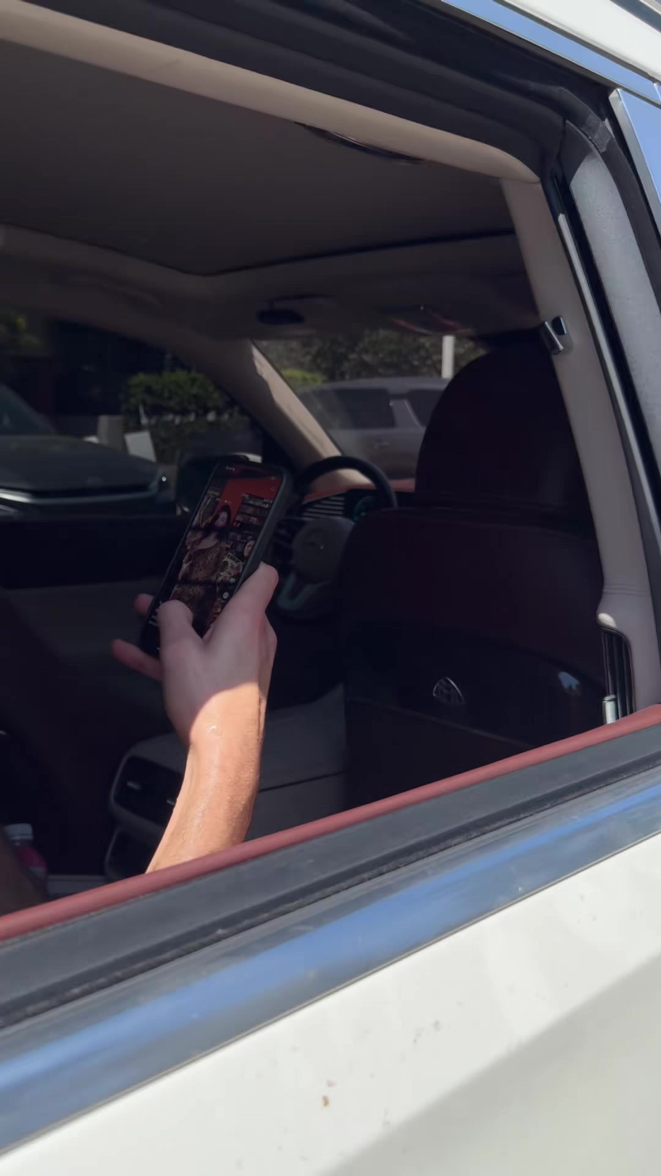 🤣切特在车内偷看豹纹美女跳舞被偷拍&邀请女主来看自己打球