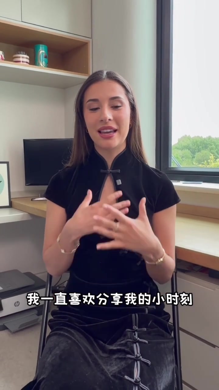 [体育资讯]哈兰德女友伊莎贝拉入驻小红书，身着中式现代旗袍(图2)