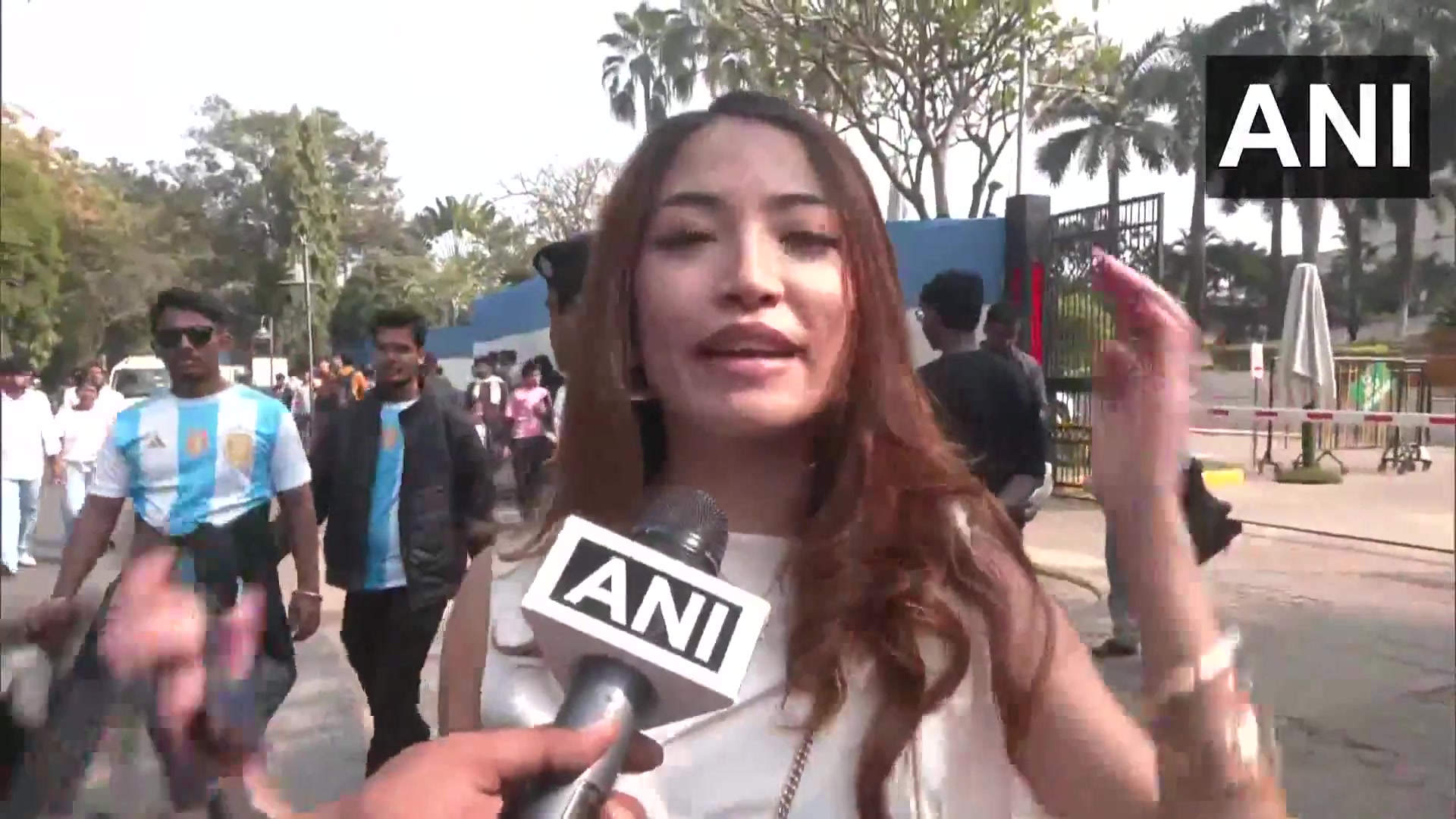 🤬印度球迷丢杂物+冲场+开喷：梅西就待了10分钟，浪费钱和感情