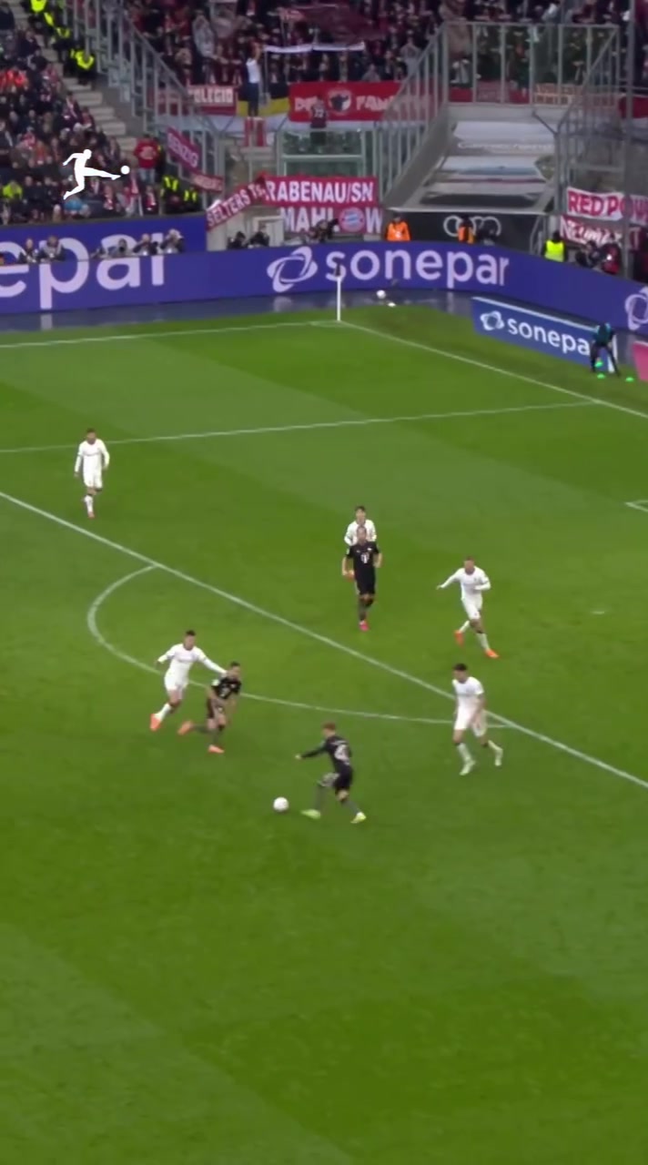 榜樣！德甲官方發(fā)視頻：拜仁新星卡爾護腿板上為梅西曬球衣畫面