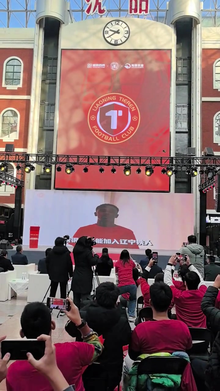 450萬歐邊鋒+250萬歐中衛(wèi)！贊助商宣：鐵人簽約熱菲尼奧+瓦吉奇