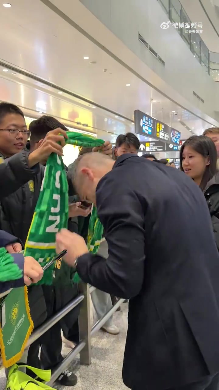 張稀哲手捧鮮花迎接新帥蒙哥馬利，12年前曾在亞冠賽場放倒對方