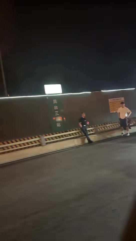 倒霉😫网传韦世豪赛后驾驶机动车遭追尾或擦挂，在等待交警处理