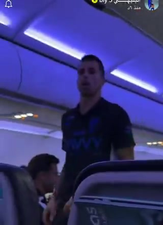 动手了?坎塞洛在飞机上与乘客发生冲突，拳打乘客手机