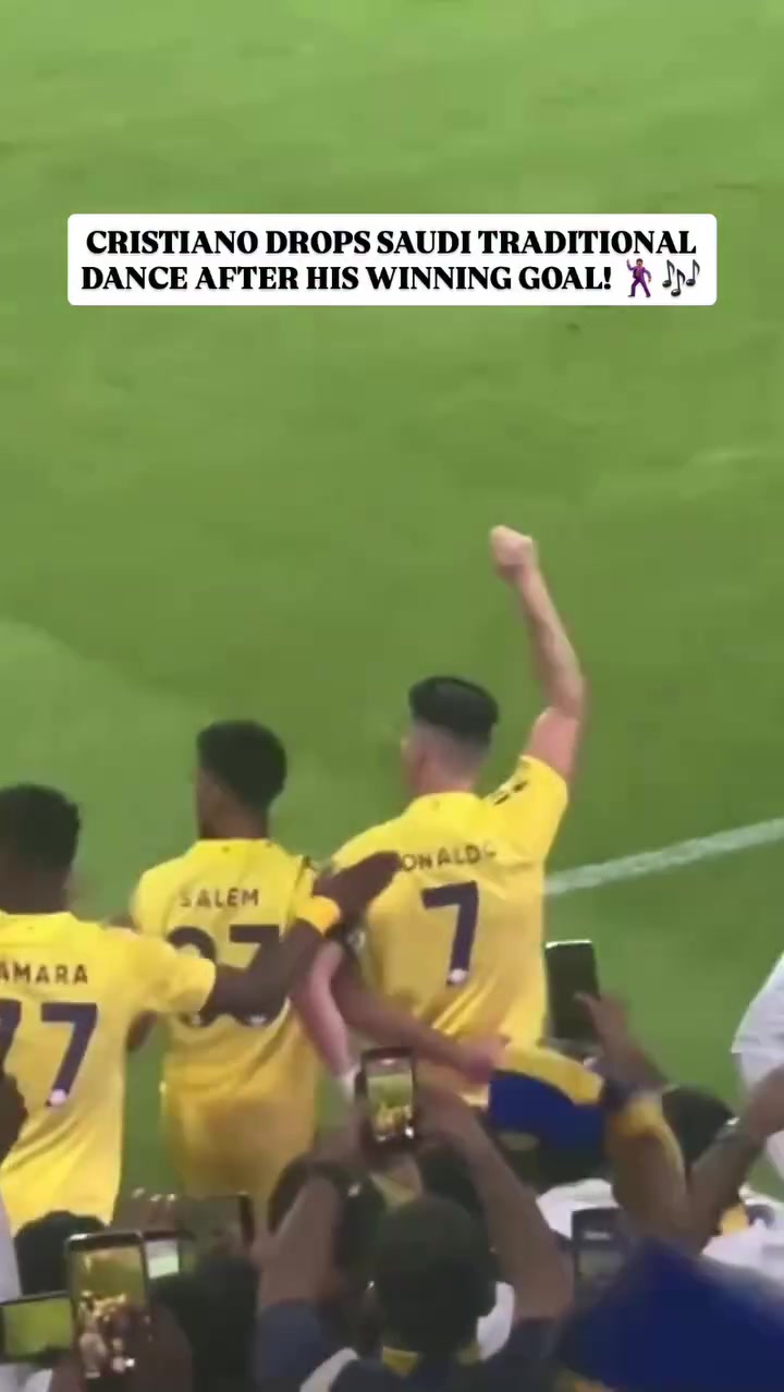 嗨爆！绝杀后菲利克斯捡起东西给C罗戴上，C罗随后转圈跳舞庆祝