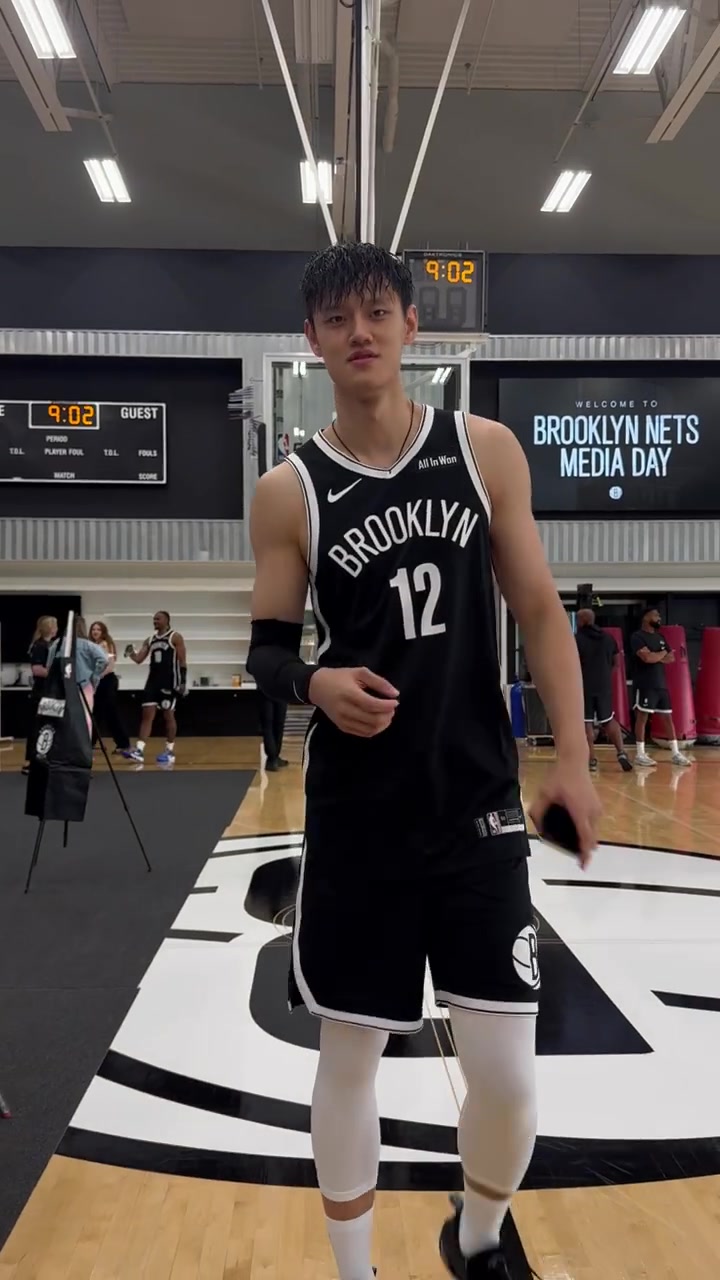 【球盟会】🔥帅气小伙！曾凡博在媒体日上已经上身了篮网12号新球衣😍