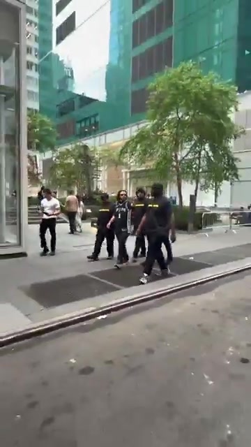 【赛前必读】体育公司雇佣保镖保护在纽约马刺球迷 等闲⬆️人物近不了身啊！(图2)