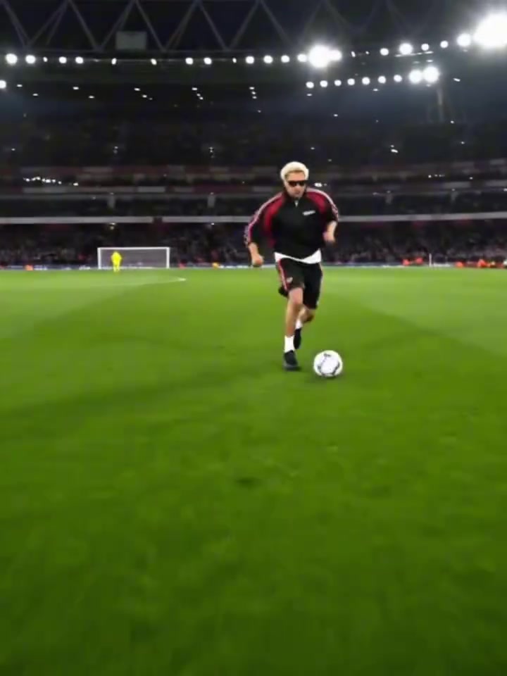 【球迷速览】世界杯梦碎…埃基蒂克理了个板寸，社媒更新⬅️自己抽象ai复出视频(图2)