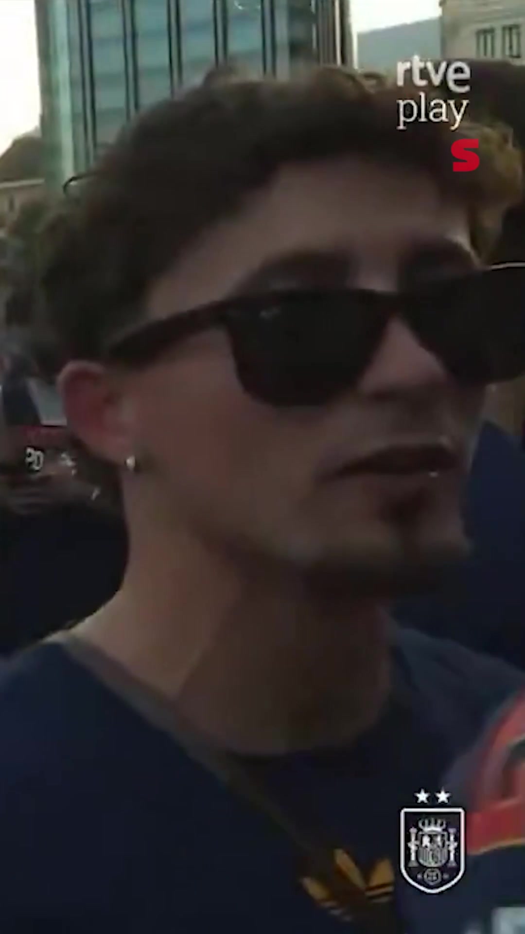 强人锁男🤣皮诺在夺冠巡游上说“亲我一个”，西蒙立刻吻了上去