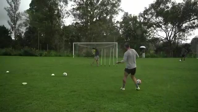 身價(jià)200萬無球可踢！34歲J羅雨中秀任意球，越踢越遠(yuǎn)5腳全進(jìn)死角