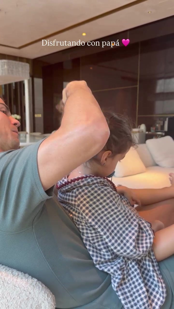 溫馨時刻！喬治娜曬視頻，C羅為女兒扎辮子