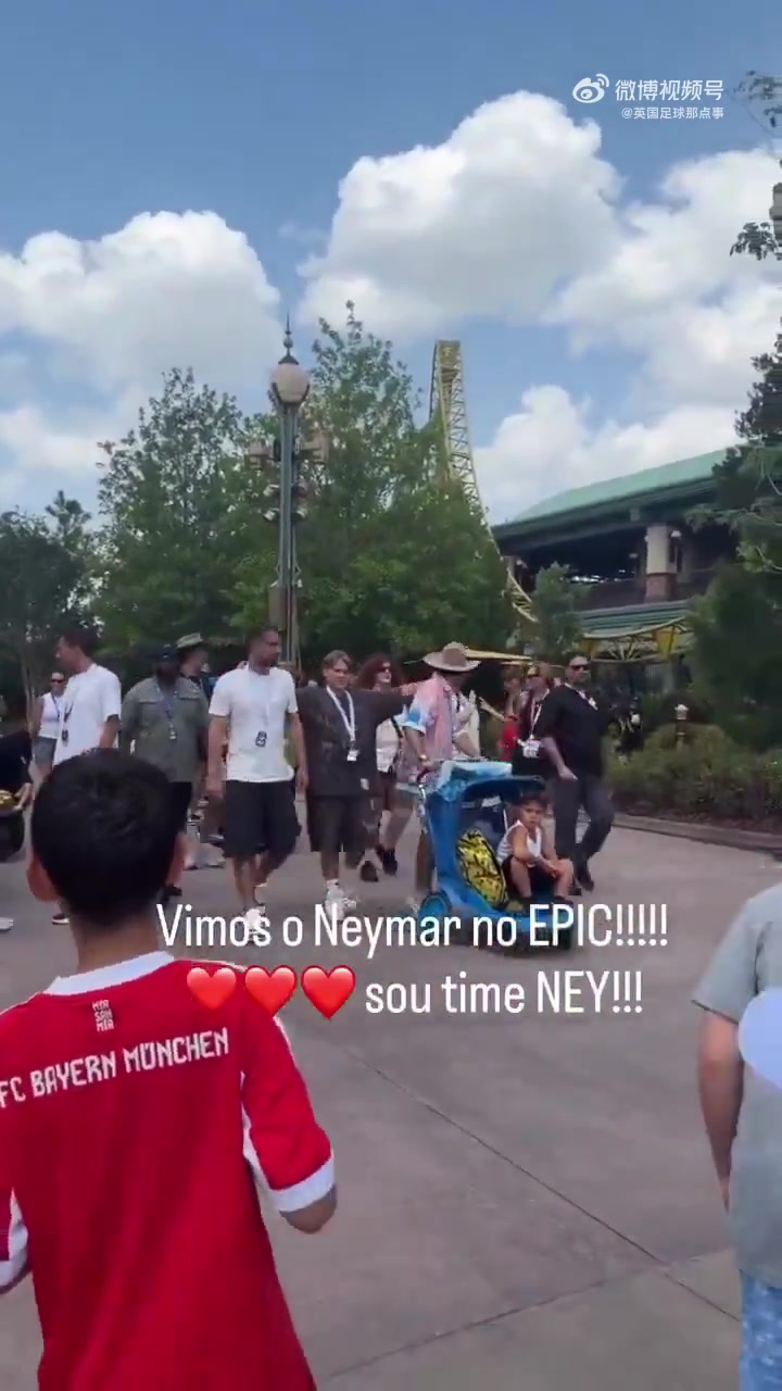 内马尔又被球迷骂了😅原因是他在巴西队出局后现身环球影城度假